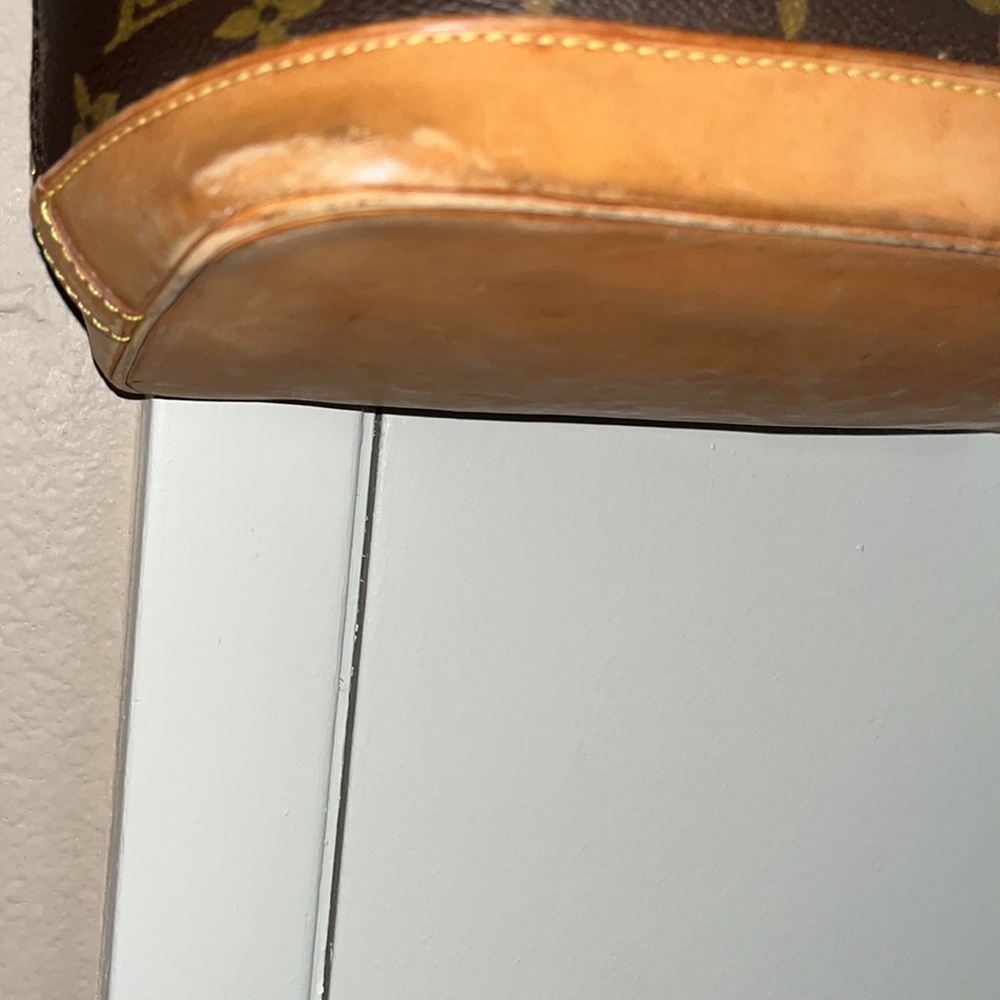 🔥🔥 Louis Vuitton Alma Purse with studded gold medal front and two zippers. - Picture 4 of 16